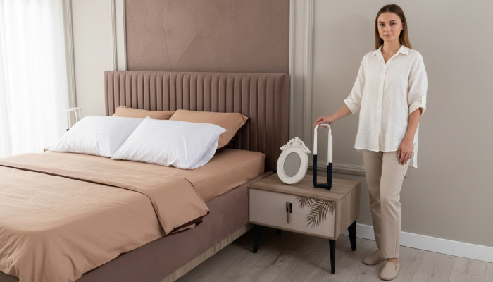 Beiger Nachttisch Designer Schlafzimmer Möbel Luxus Holz Nachttische