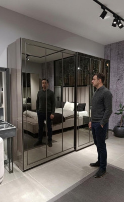 Exklusiver Schwarzer Kleiderschrank Stilvolle Schlafzimmer Holz Möbel