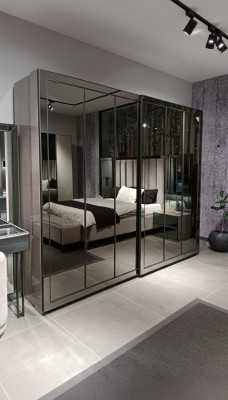 Exklusiver Schwarzer Kleiderschrank Stilvolle Schlafzimmer Holz Möbel