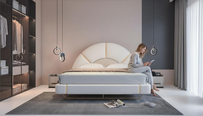 Luxusná moderná posteľ so zlatými detailmi, zaoblená čelová doska