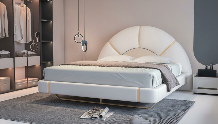 Luxusná moderná posteľ so zlatými detailmi, zaoblená čelová doska