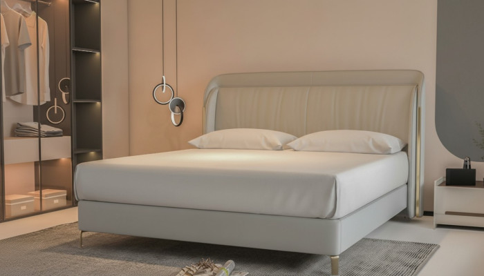 Moderná luxusná posteľ s elegantným zlatým čelom v sivej farbe
