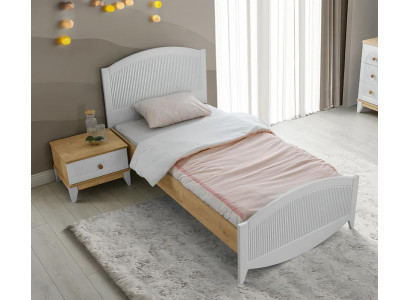 Gemütliches Bett und praktischer Nachttisch – perfekt fürs Kinderzimmer