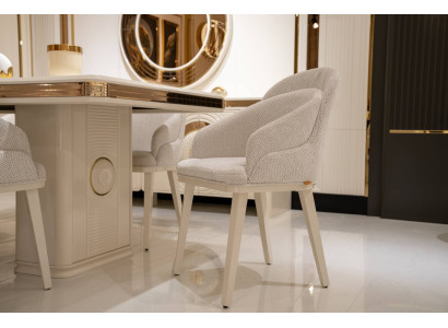 Elegante beige Stühle aus Textil-Holz im zeitlosen Design