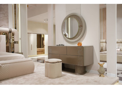 Eleganter brauner Schminktisch mit Spiegel und Hocker aus Holz