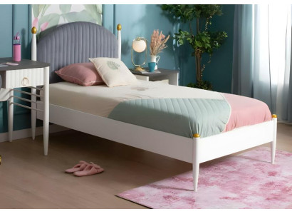 Weißes Holzbett im eleganten Design