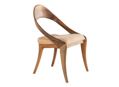 Eleganter brauner Holzstuhl im klassischen Design