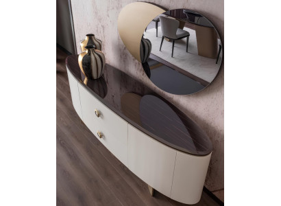 Elegantes Esszimmer-Set mit Sideboard und passendem Spiegel