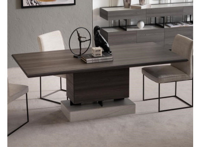 Eleganter Esstisch aus Holz in warmem Braun