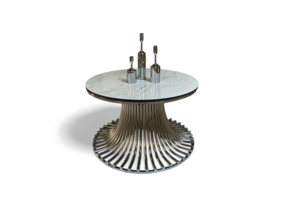 Filigraner Tisch mit Glasplatte und sorgfältig gearbeiteter Metallkonstruktion